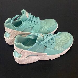 NIB Youth Huarache Run Sprkl Sneakers Size 6